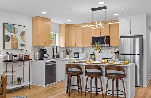 Oak Cliff Apartamento | Modern Japandi 2BR w/ Parking & EV Charger