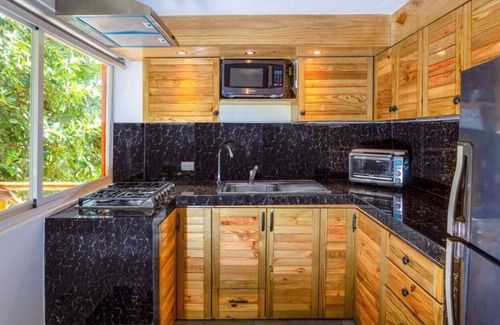 Puerto Bahia Apartamento | Estudio moderno en la jungla con jacuzzi cerca de una playa tranquila