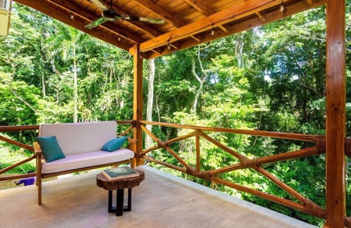 Puerto Bahia Apartamento | Estudio moderno en la jungla con jacuzzi cerca de una playa tranquila