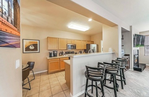 Kierland Condominio | Modern Kierland Condo w/Shared Pool + Close to Dining and Shopping!