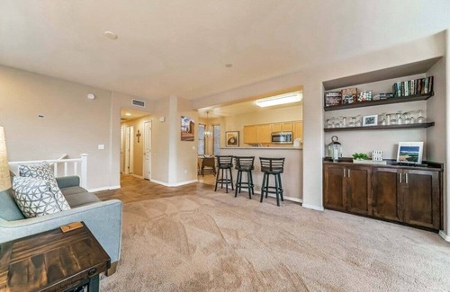 Kierland Condominio | Modern Kierland Condo w/Shared Pool + Close to Dining and Shopping!