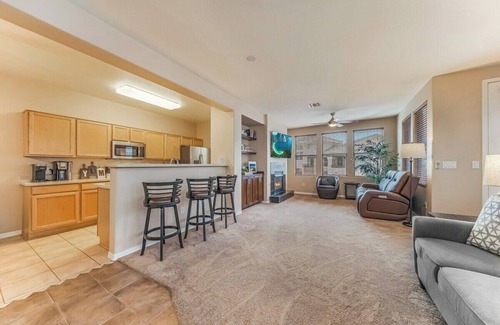 Kierland Condominio | Modern Kierland Condo w/Shared Pool + Close to Dining and Shopping!