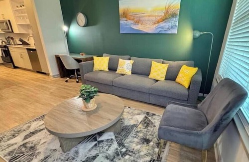 Southside Apartamento | Modern King Bed Deerwood Pool Gym Downtown Jax I95