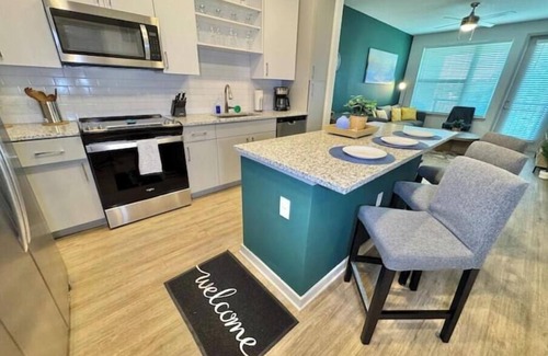 Southside Apartamento | Modern King Bed Deerwood Pool Gym Downtown Jax I95