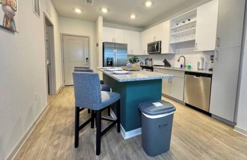 Southside Apartamento | Modern King Bed Deerwood Pool Gym Downtown Jax I95