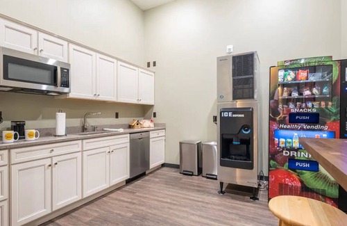 Hickory Casa | Modern King Room w/ Balcony in Historic Downtown!