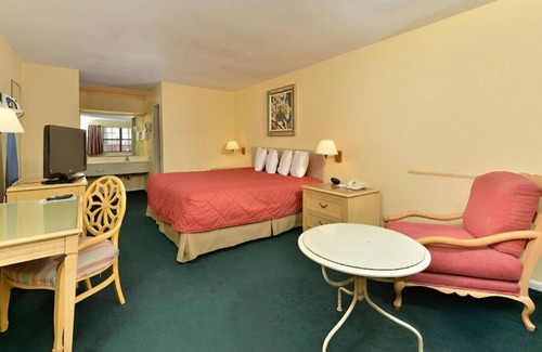 Meridian Casa | Modern King Room w/ Elegant Ambiance! Free WiFi