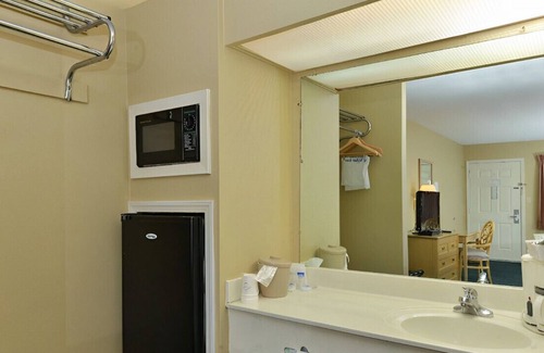 Meridian Casa | Modern King Room w/ Elegant Ambiance! Free WiFi