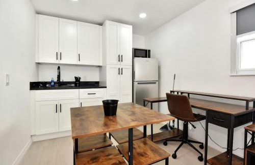 Daytona Beach Shores Apartamento | Modern King Suite #12 - Steps to Beach