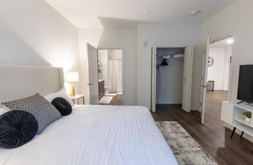 Downtown Wilmington Apartamento | Modern King Suite Downtown Walkable Pool & Gym
