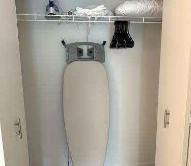 Downtown Wilmington Apartamento | Modern King Suite Downtown Walkable Pool & Gym