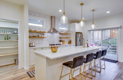 North Rose Hill Casa | Modern Kirkland Home w/ Private Yard & Fire Pit!