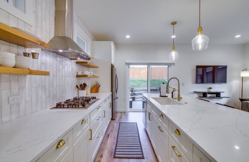 North Rose Hill Casa | Modern Kirkland Home w/ Private Yard & Fire Pit!
