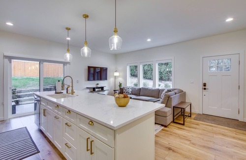 North Rose Hill Casa | Modern Kirkland Home w/ Private Yard & Fire Pit!