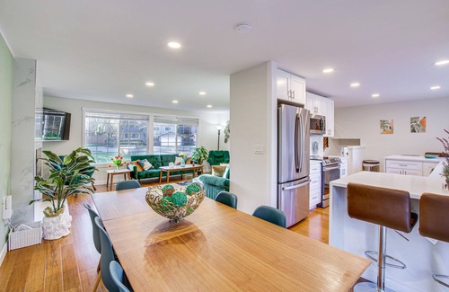Kingsgate Casa | Modern Kirkland Home w/ Sauna & Outdoor Fireplace