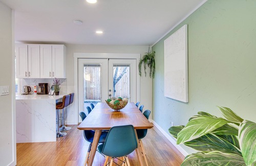 Kingsgate Casa | Modern Kirkland Home w/ Sauna & Outdoor Fireplace
