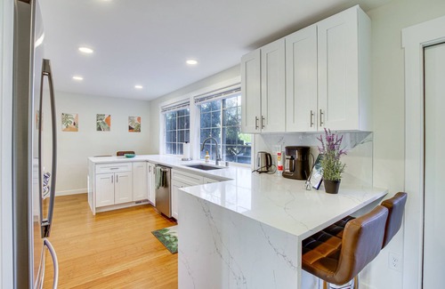 Kingsgate Casa | Modern Kirkland Home w/ Sauna & Outdoor Fireplace