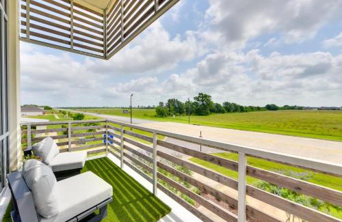 Lake Charles Apartamento | Modern Lake Charles Condo with Balcony 7 Mi to Dtwn