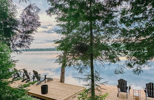 Lanark Highlands Casa | Modern Lake House on White Lake