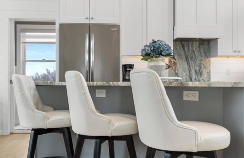 Harbor Springs Casa | Modern Lake Michigan Retreat! Stunning Views & Cozy Fireplace in Sturgeon Bay
