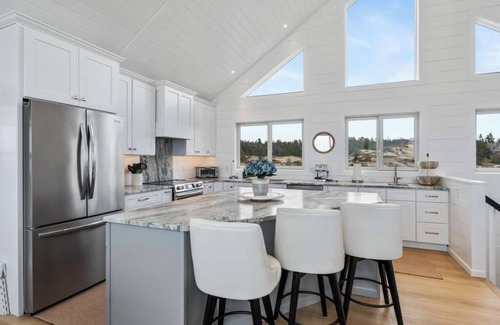 Harbor Springs Casa | Modern Lake Michigan Retreat! Stunning Views & Cozy Fireplace in Sturgeon Bay