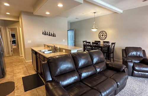 Lake Ozark Condominio | Condominio moderno frente al lago en Monarch Cove con deslizamiento de barco - Horseshoe Bend