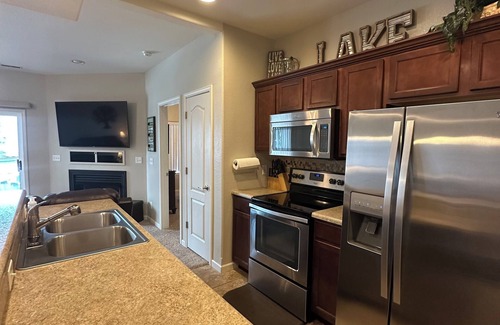 Lake Ozark Condominio | Condominio moderno frente al lago en Monarch Cove con deslizamiento de barco - Horseshoe Bend