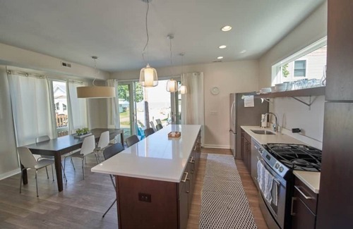 Erie Cabaña | Modern Lakefront Cottage