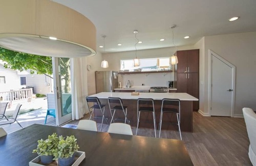 Erie Cabaña | Modern Lakefront Cottage