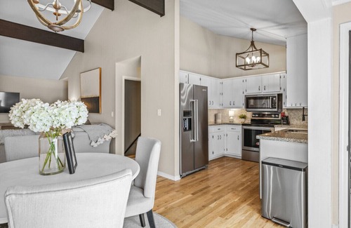 Buford Casa | Modern Lakefront Golden Views & Fall Feels