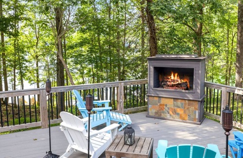Buford Casa | Modern Lakefront Golden Views & Fall Feels