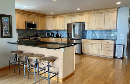 Cheboygan County Casa | ¡Casa moderna frente al lago con alquiler de pontones opcionales!