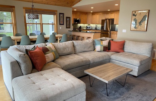 Cheboygan County Casa | ¡Casa moderna frente al lago con alquiler de pontones opcionales!