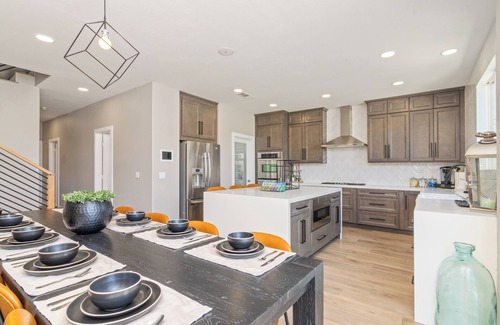 Menifee Casa | Modern Lakehouse Retreat