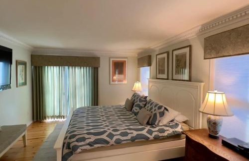 Copake Casa | Modern Lakehouse Retreat by CozySuites