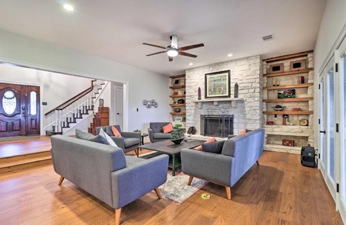 Granger Casa | Modern Lakehouse with Stunning Views and Hot Tub!