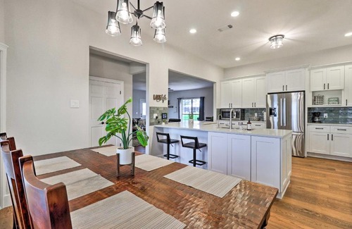 Granger Casa | Modern Lakehouse with Stunning Views and Hot Tub!
