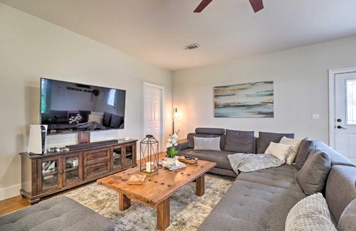 Granger Casa | Modern Lakehouse with Stunning Views and Hot Tub!