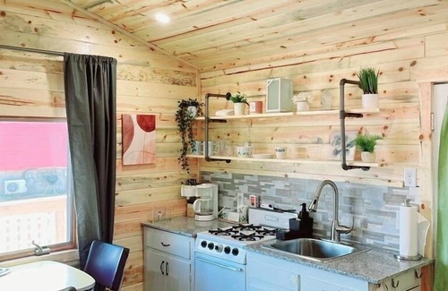 Alexandria Cabina | Modern lakeside cabin with panoramic views and deck.