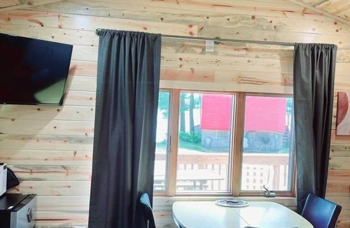 Alexandria Cabina | Modern lakeside cabin with panoramic views and deck.