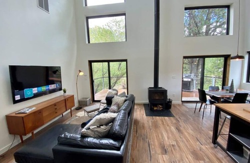 Tamarack Resort Cabina | Modern Lakeside Donnelly Cabin with Hot Tub