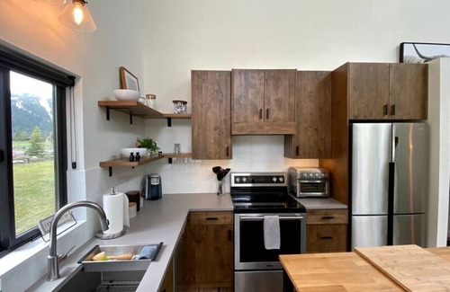 Tamarack Resort Cabina | Modern Lakeside Donnelly Cabin with Hot Tub