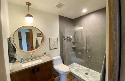 Tamarack Resort Cabina | Modern Lakeside Donnelly Cabin with Hot Tub