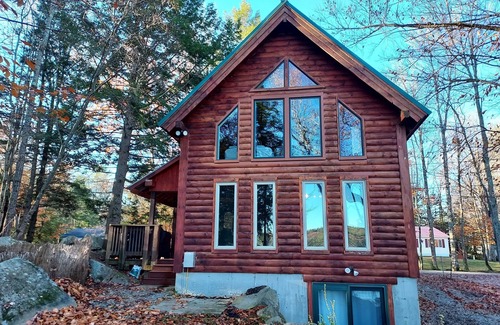 Oakland Cabina | Modern lakeside log cabin on pristine East Pond Oakland Maine's Belgrade Lakes
