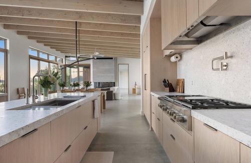 Ponderay Casa | Modern Lakeside Oasis- Stunning Sunsets-Hot Tub-Dock