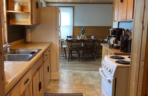 Houghton Lake Heights Cabina | Modern Lakeview Cabin by Beach and Park