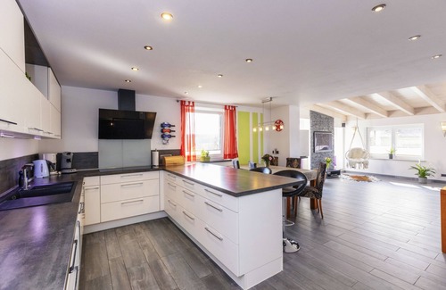 Bayersried Condominio | Apartamento moderno con gran jardín y terraza en Allgäu para 6 personas.