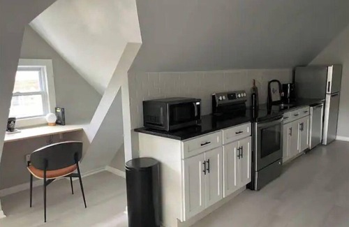 Tremont Apartamento | Modern Large Studio Apartment in Heart of Tremont.