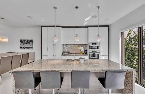 Colee Hammock Casa | Modern Las Olas Masterpiece, Steps from Las Olas