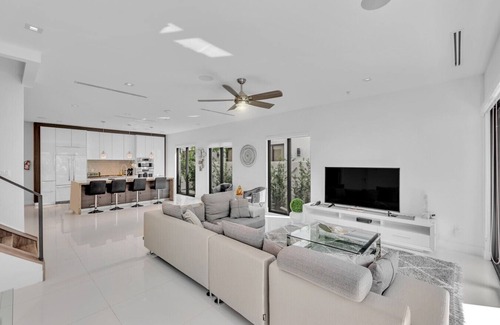 Colee Hammock Casa | Modern Las Olas Masterpiece, Steps from Las Olas